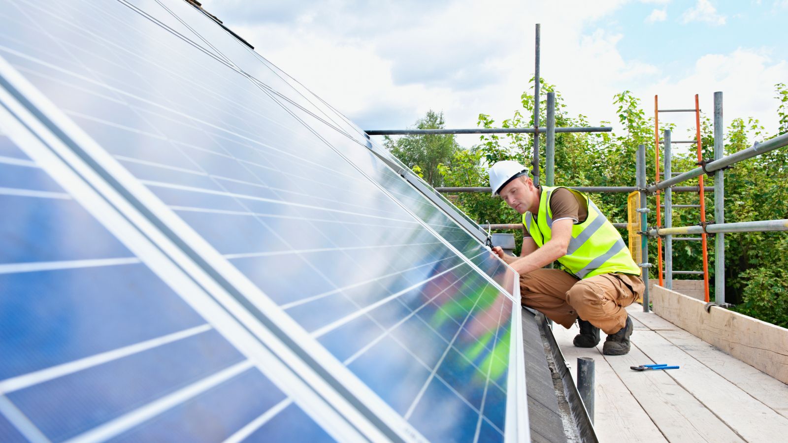 Solar Together cuts solar panel costs across the UK