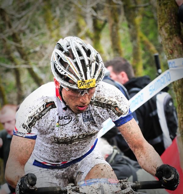 World Cup Champion Nino Schurter (Scott Swisspower) rides to 15th place.