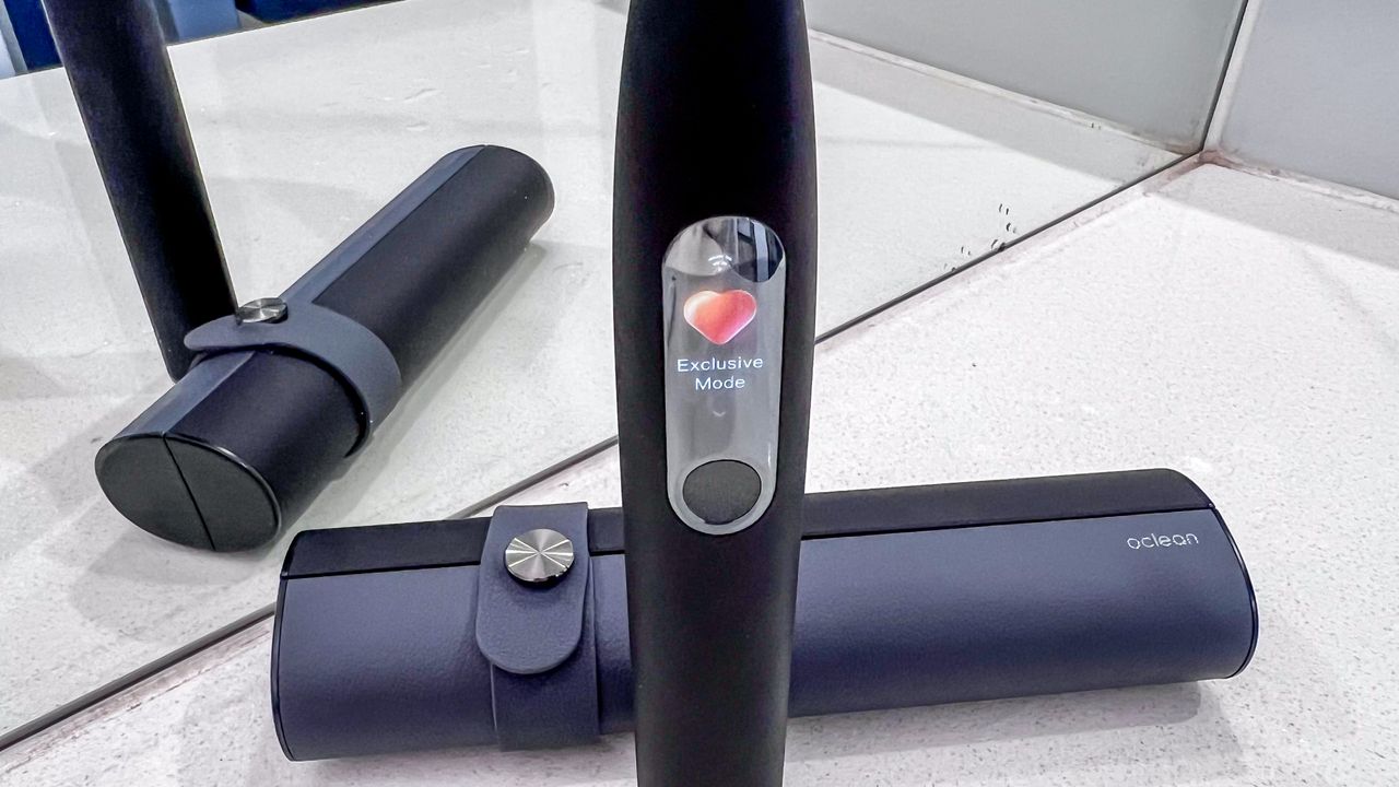 The color touchscreen on the Oclean X Ultra S displaying the Exclusive Mode icon
