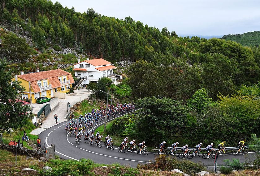 CASTRO DE ERVILLE, SPAIN - SEPTEMBER 09: A general view of Jonas Vingegaard of Denmark and Team Visma | Lease a Bike rea, Jay Vine of Australia and UAE Team Emirates - XRG - Polka dot Mountain Jersey and the peloton compete climbing to the Alto da Groba (629m) during the La Vuelta - 80th Tour of Spain 2025, Stage 16 a 167.9km stage from Poio to Mos. Castro de Herville on September 09, 2025 in Castro de Erville, Spain. (Photo by Tim de Waele/Getty Images)