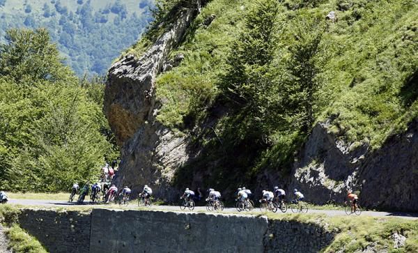 The descents in the Pyrenees required the peloton's full attention.
