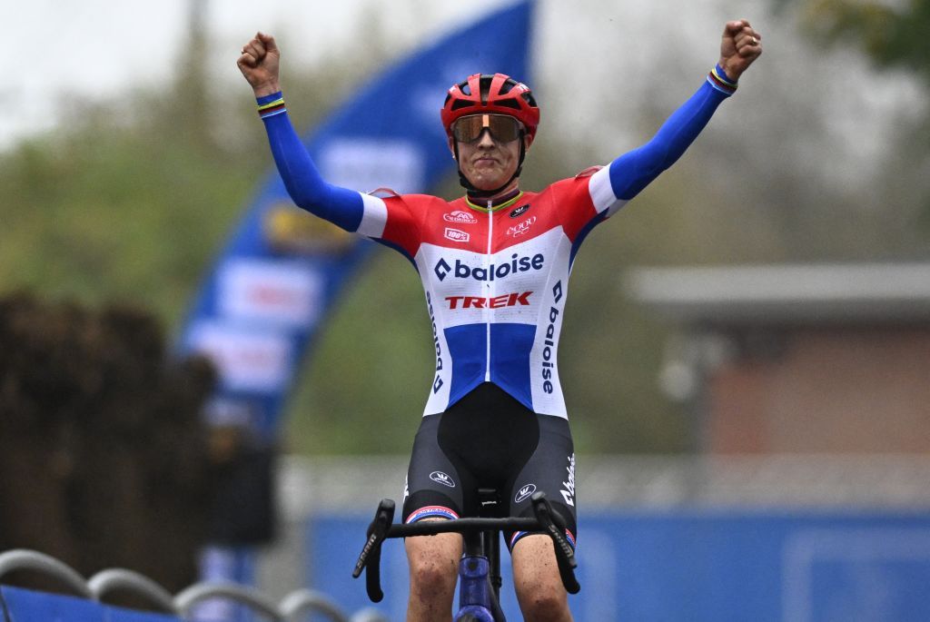 Dutch Lucinda Brand celebrates as she crosses the finish line at the elite women race of the &quot;Rapencross&quot; cyclocross in Lokeren, the second race of the X2O Badkamers Trophy, Sunday 10 November 2024.
BELGA PHOTO JASPER JACOBS (Photo by JASPER JACOBS / BELGA MAG / Belga via AFP)