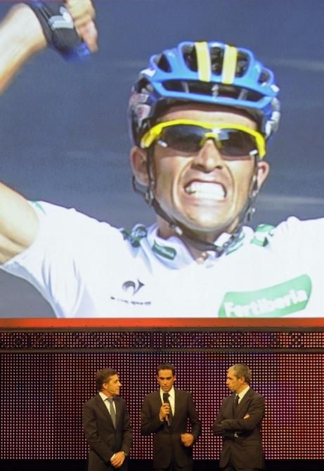 Former Spanish cyclist Perico Delgado (L), Vuelta 2012's winner Alberto Contador (C) and Spanish journalist Carlos de Andres take part in the presentation of the 68th Vuelta cycling tour of Spain at the Novagalicia Bank Cultural Centre in Vigo