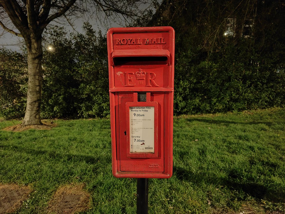 Oppo Find X5 camera sample showing a post box at night