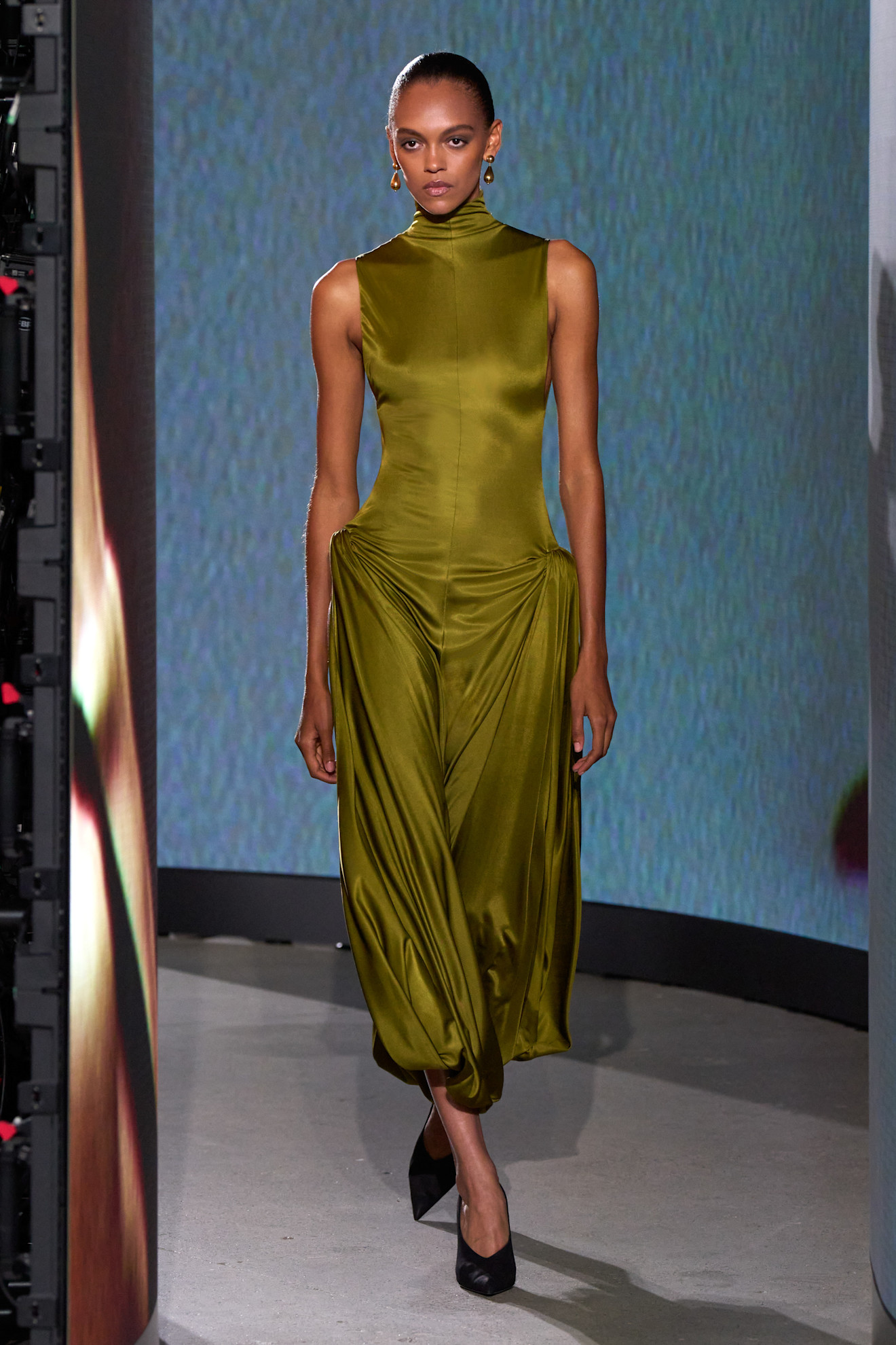 A model walking in the Ala&amp;iuml;a spring/summer 2027 show during Paris Fashion Week.