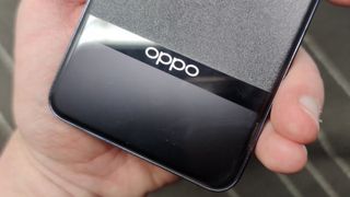 L'Oppo Reno 12 Pro sur un fond gris et blanc.