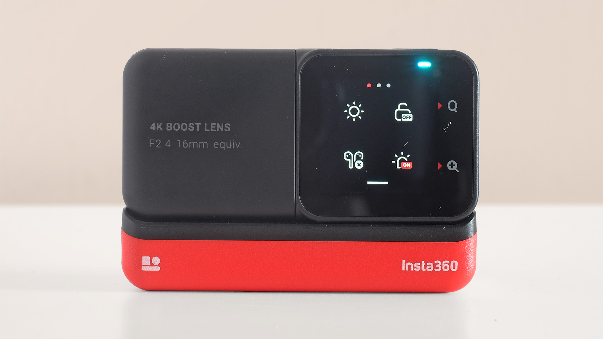 En bild på Insta360 One RS som visar actionkameran bakifrån, där det går att se dess skärm.