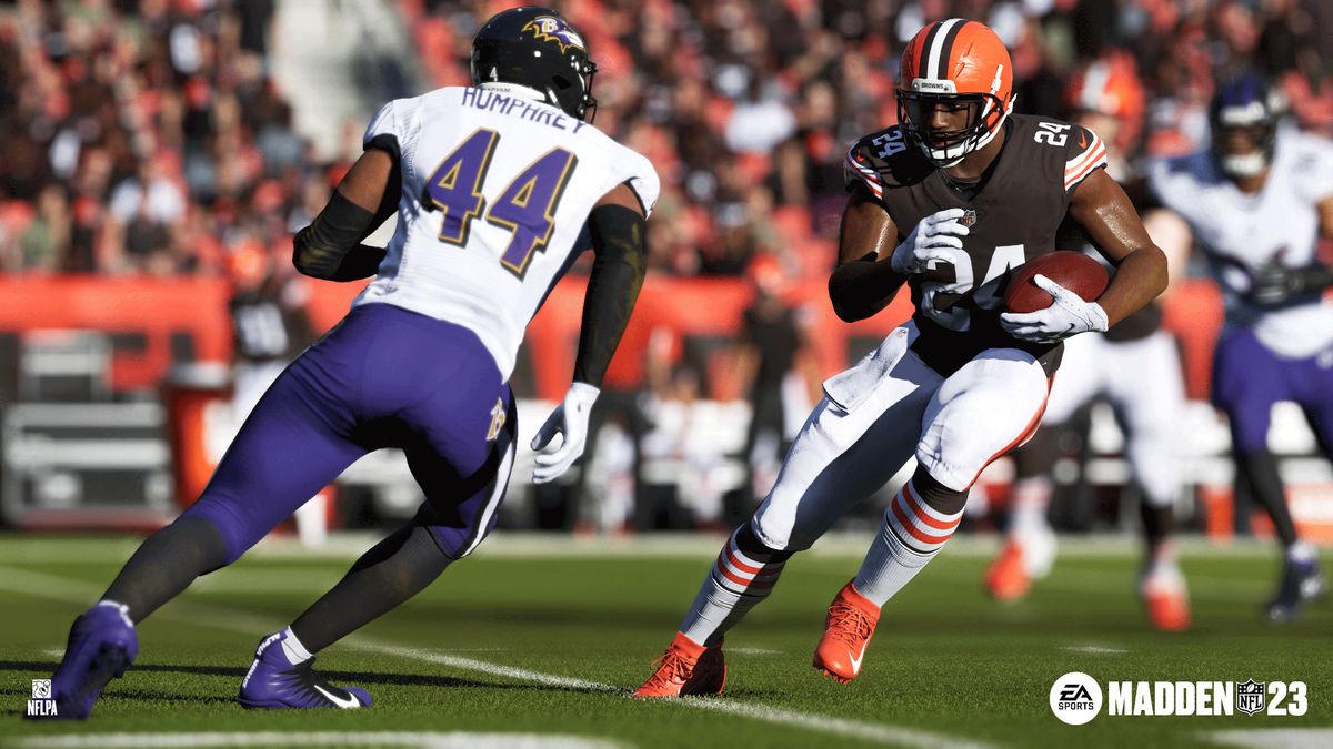 Madden 23 cross-platform: a player attempts tackle a running back