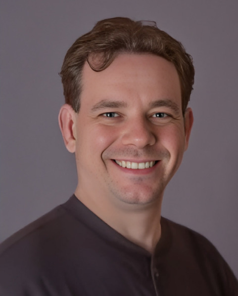 Smiling headshot of Thomas Schultz.