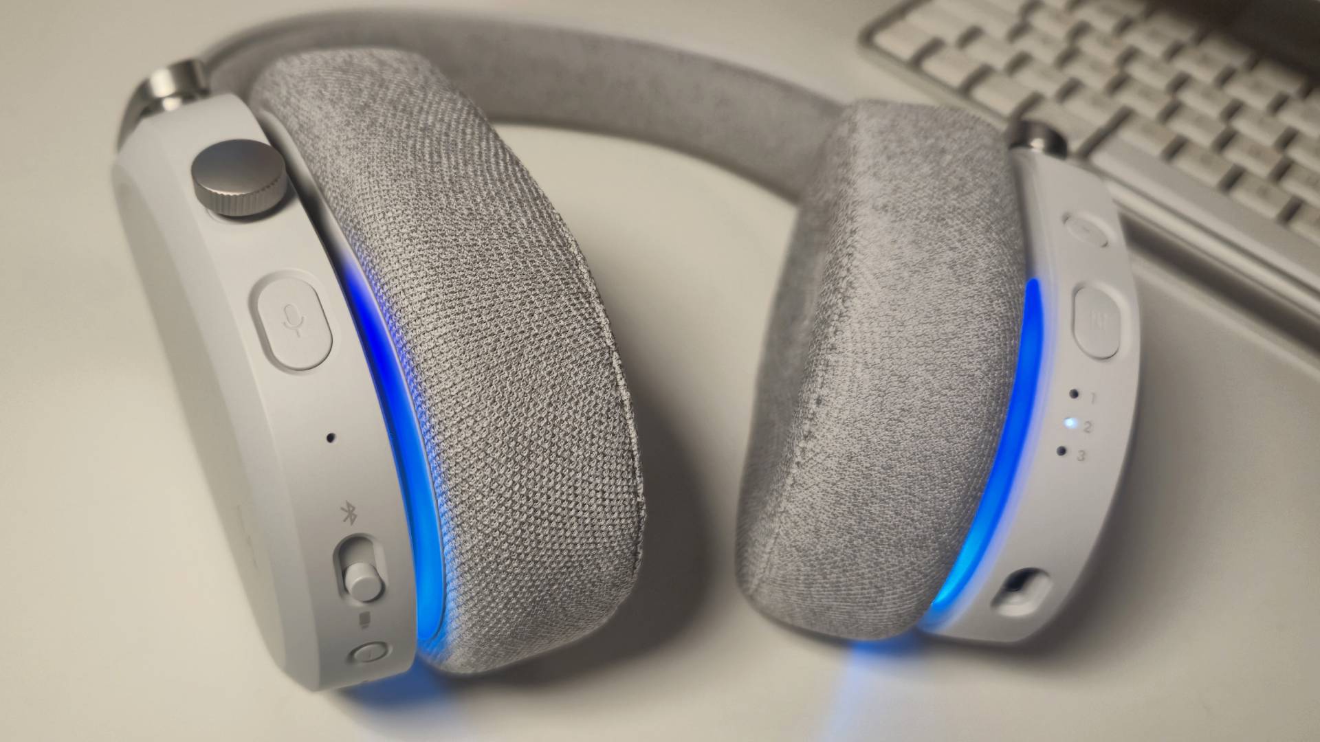 Photo by Rosalie Newcombe of the Fractal Design Scape wireless gaming headset, sitting on a white desk.