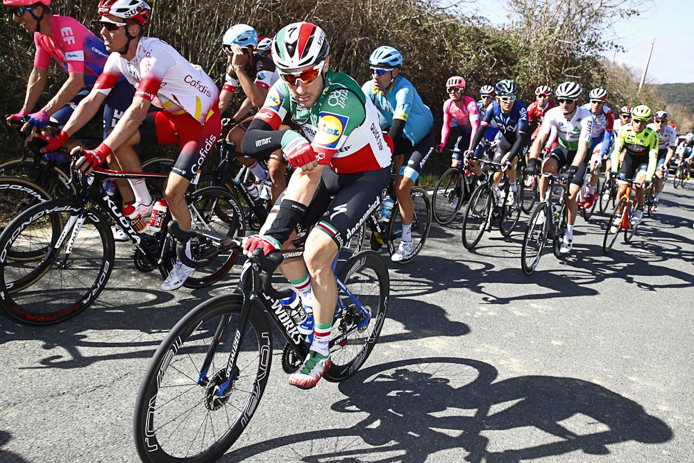 Elia Viviani rolls up his sleeves early in the stage