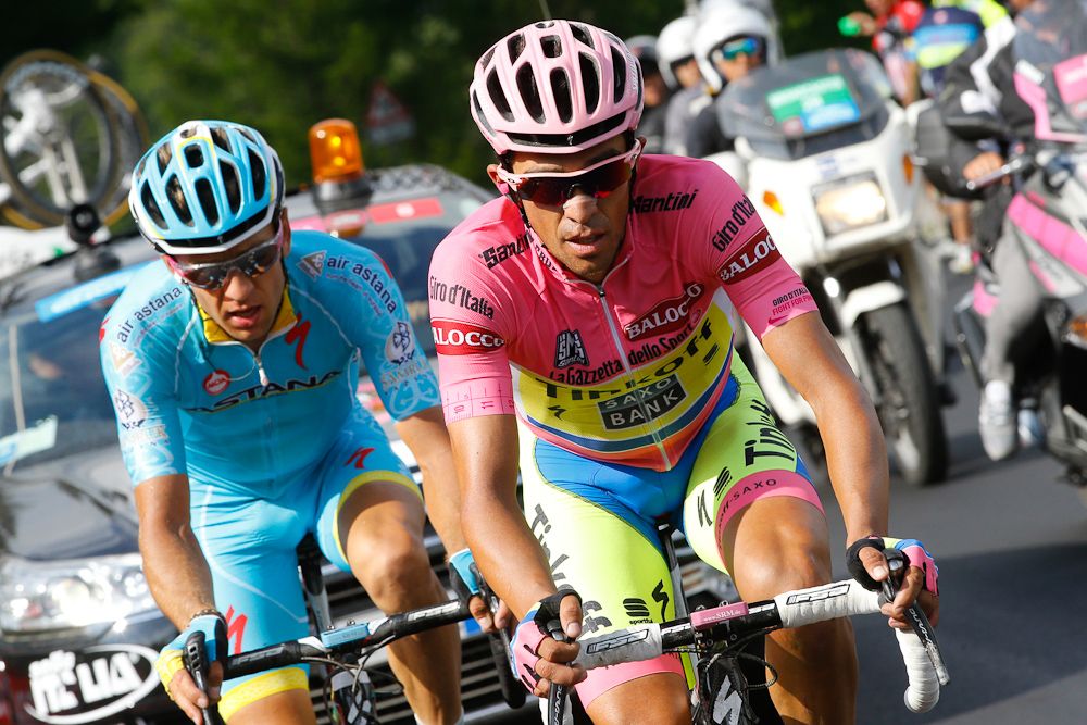 Alberto Contador is followed by Tanel Kangert.