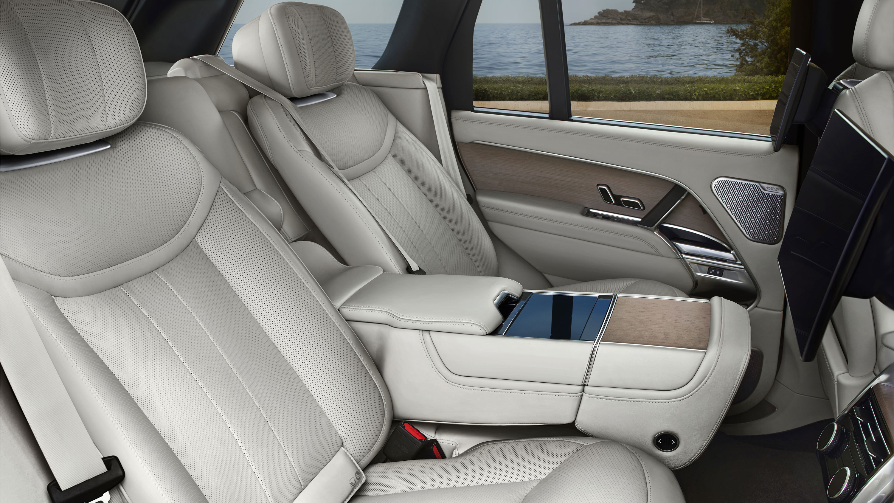 Rear seats with central arm rest in the 2022 Range Rover