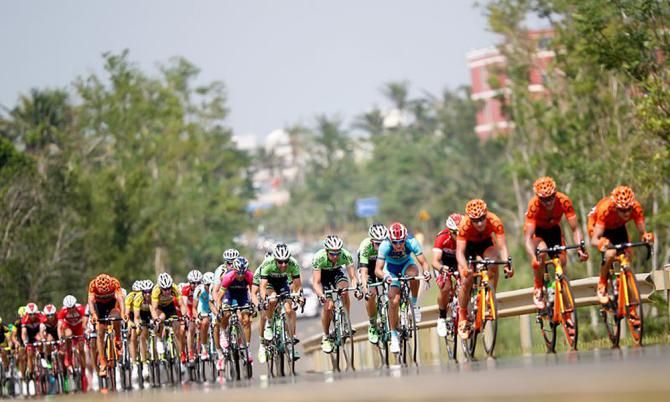 The peloton during stage 3 at Tour of Hainan