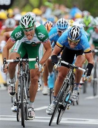 Thor Hushovd (Crédit Agricole) holds off Kim Kirchen (Columbia) for the stage victory.