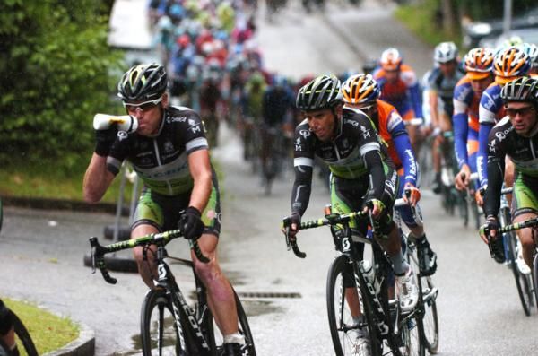Stuart O'Grady (GreenEdge) leads his teammate Allan Davis
