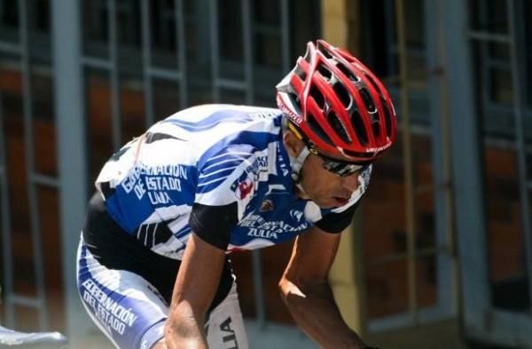 Noel Vasquez (Zulia) chasing the break