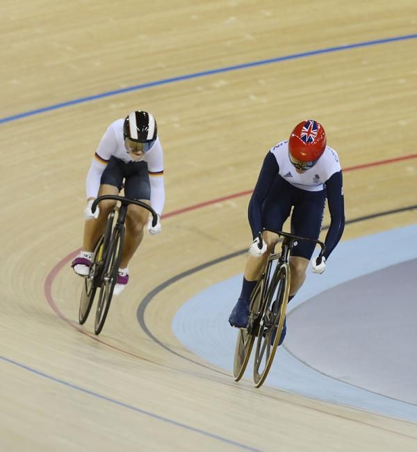 Victoria Pendleton (Great Britain) leads Kristina Vogel (Germany)