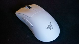 Razer Deathadder V3 Pro su un tappetino per mouse