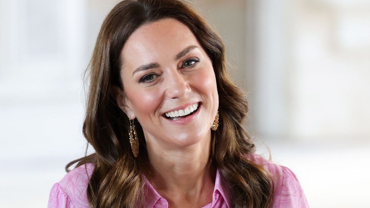 kate middleton laughing in pink dress