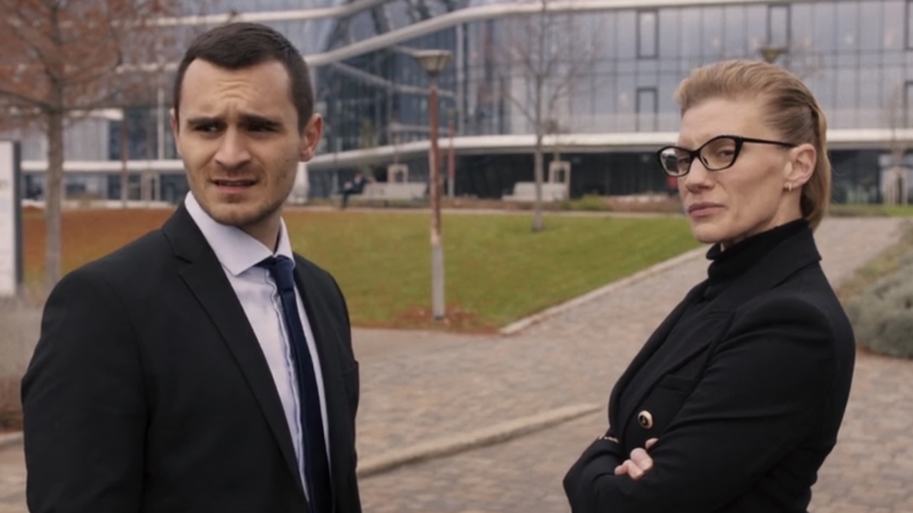 ヨガをしている人々を見つめるケイティー・サッコフとジュリアン・コストフの『ファイト・オア・フライト』のキャラクター