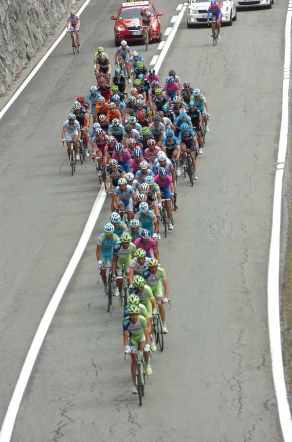 Liquigas leads the field in chase