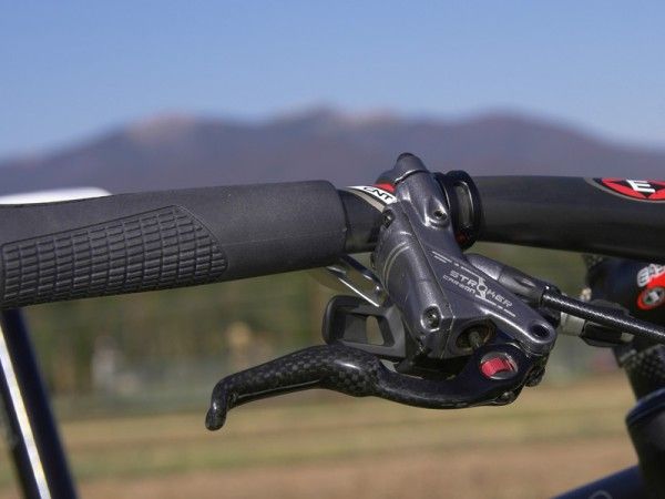 The Hayes Stroker Carbon features a handy tool-free reach adjust dial