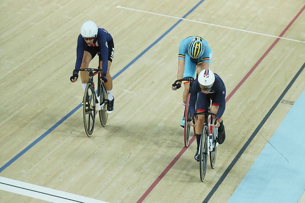 Sarah Hammer, Jolien D'Hoore and Laura Trott escape in the points race
