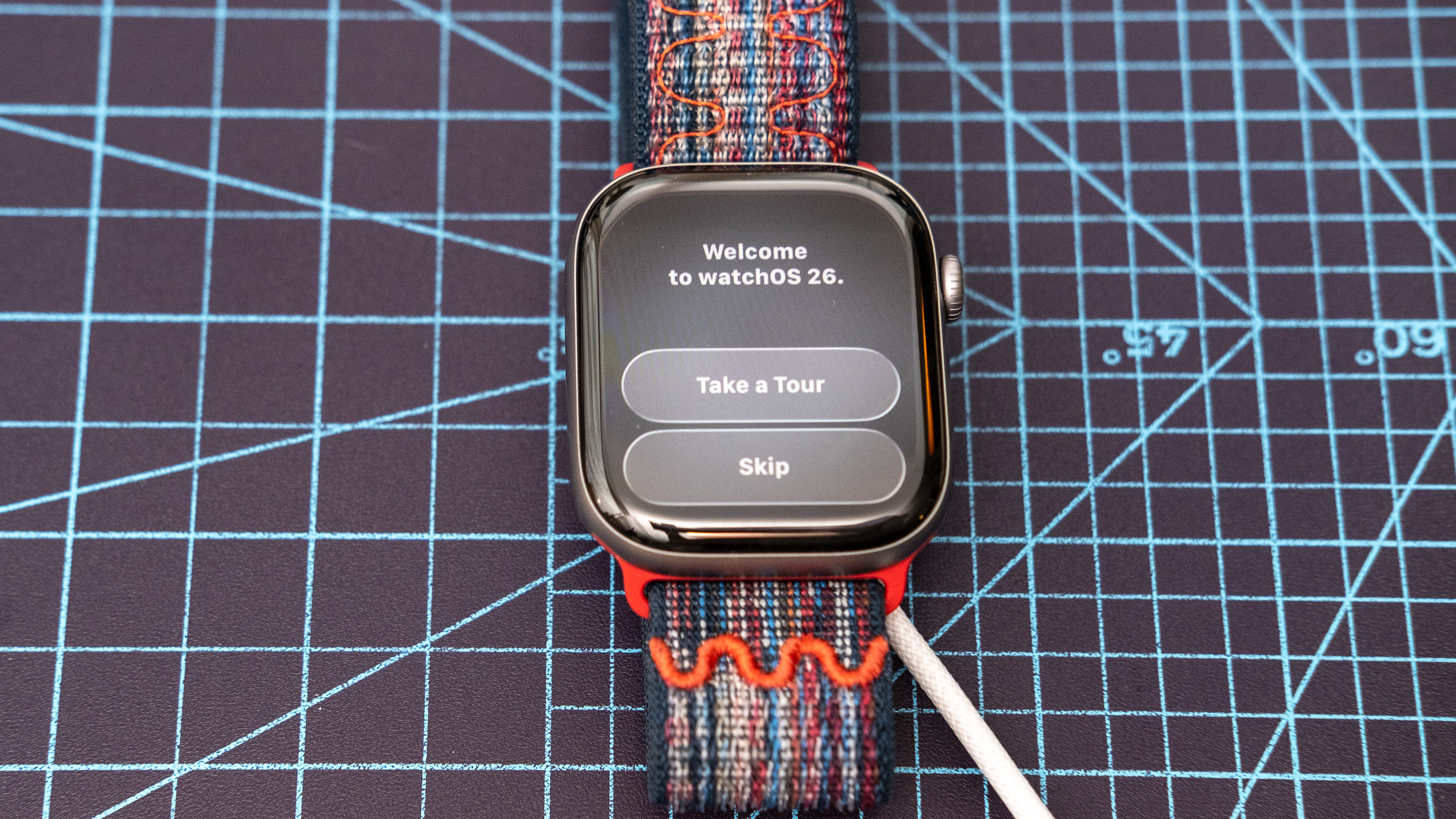 Primer plano del Apple Watch Series 11 que muestra el proceso de configuración y emparejamiento 