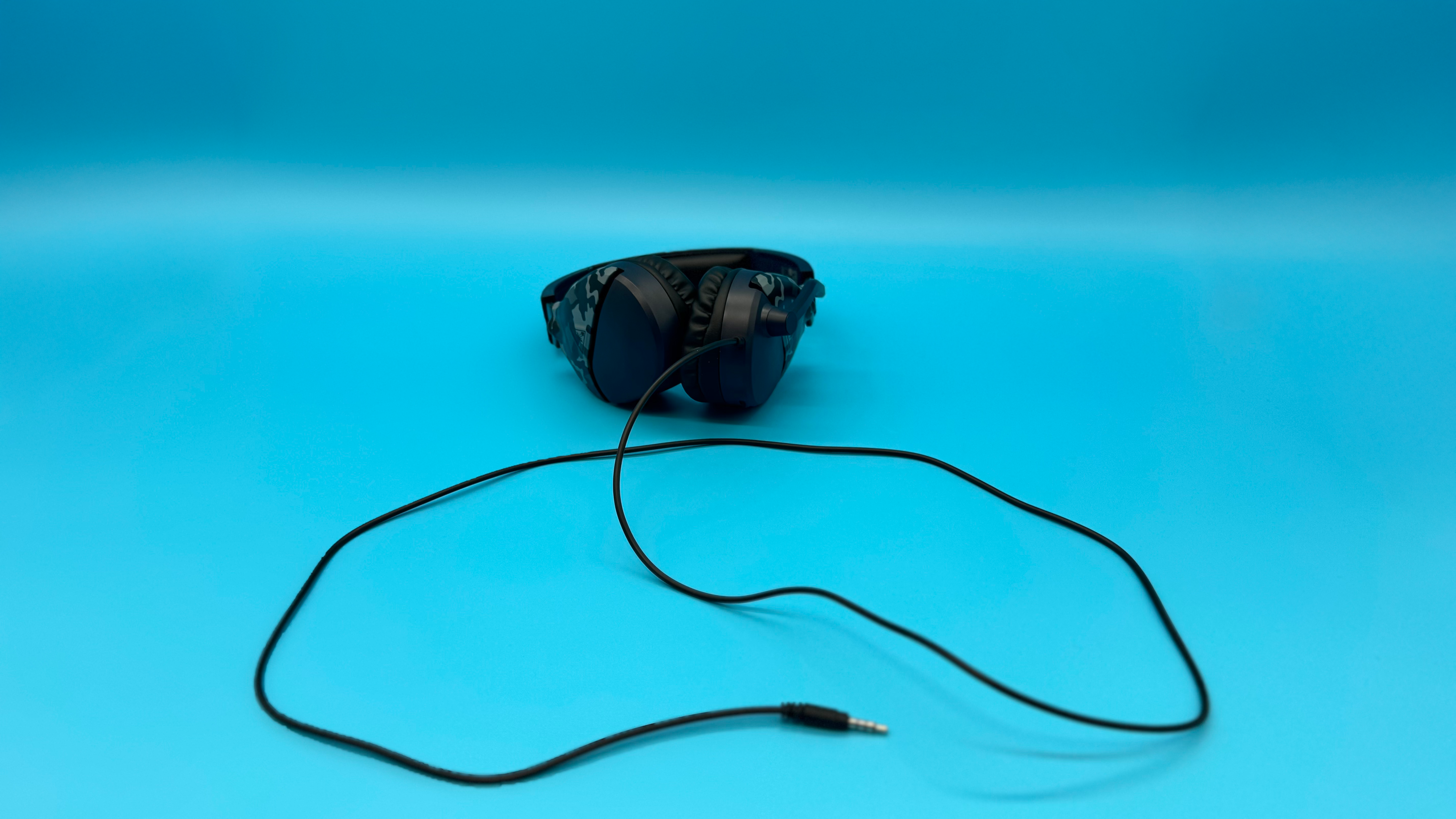 Turtle Beach Recon 70 gaming headset on a blue background