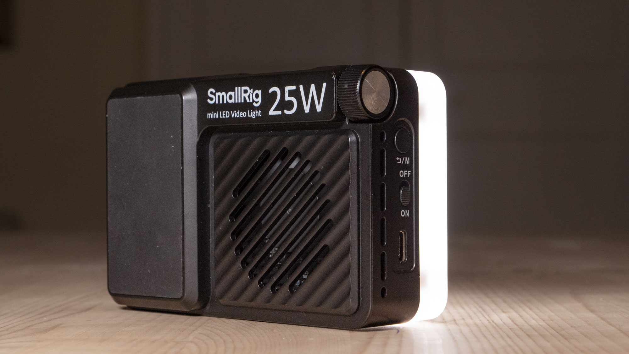 Светодиодный видеосвет SmallRig Mini мощностью 25 Вт на деревянном столе