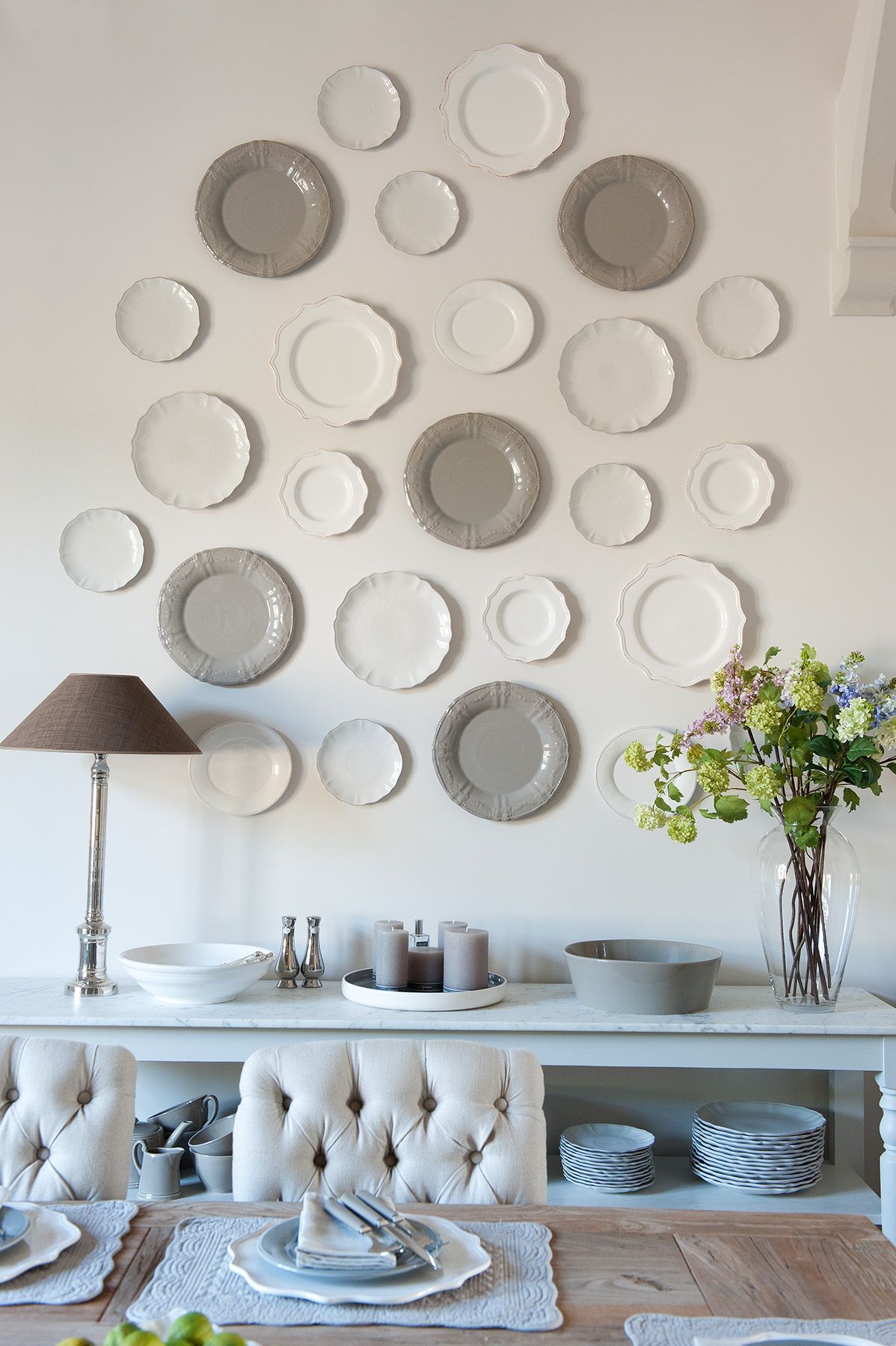 En realidad Capilares Superioridad How to hang plates on a wall – an expert guide | Homes & Gardens