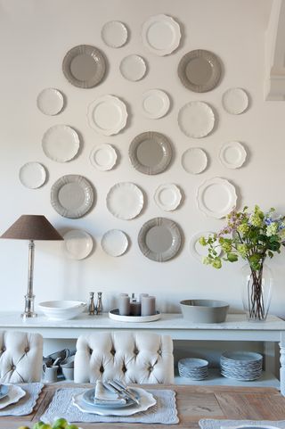 How To Hang Plates On A Wall An Expert Guide Homes Gardens - How To Hang Plates On Wall With Plate Hangers