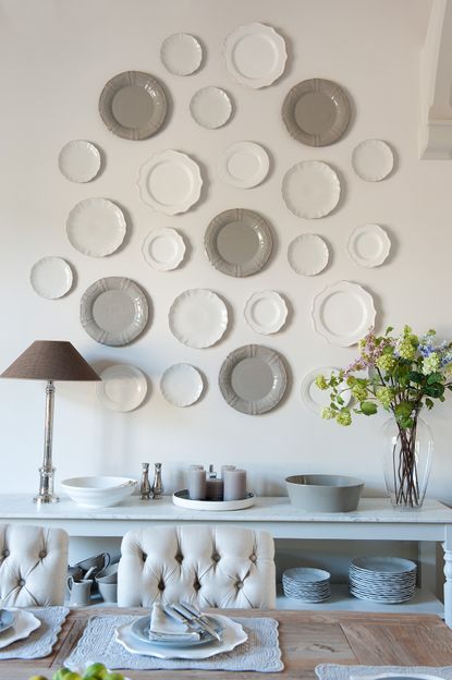 How to hang plates on a wall