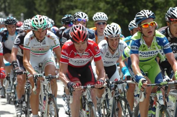Evans and Porte slog it out in the bunch during stage 20, 2010