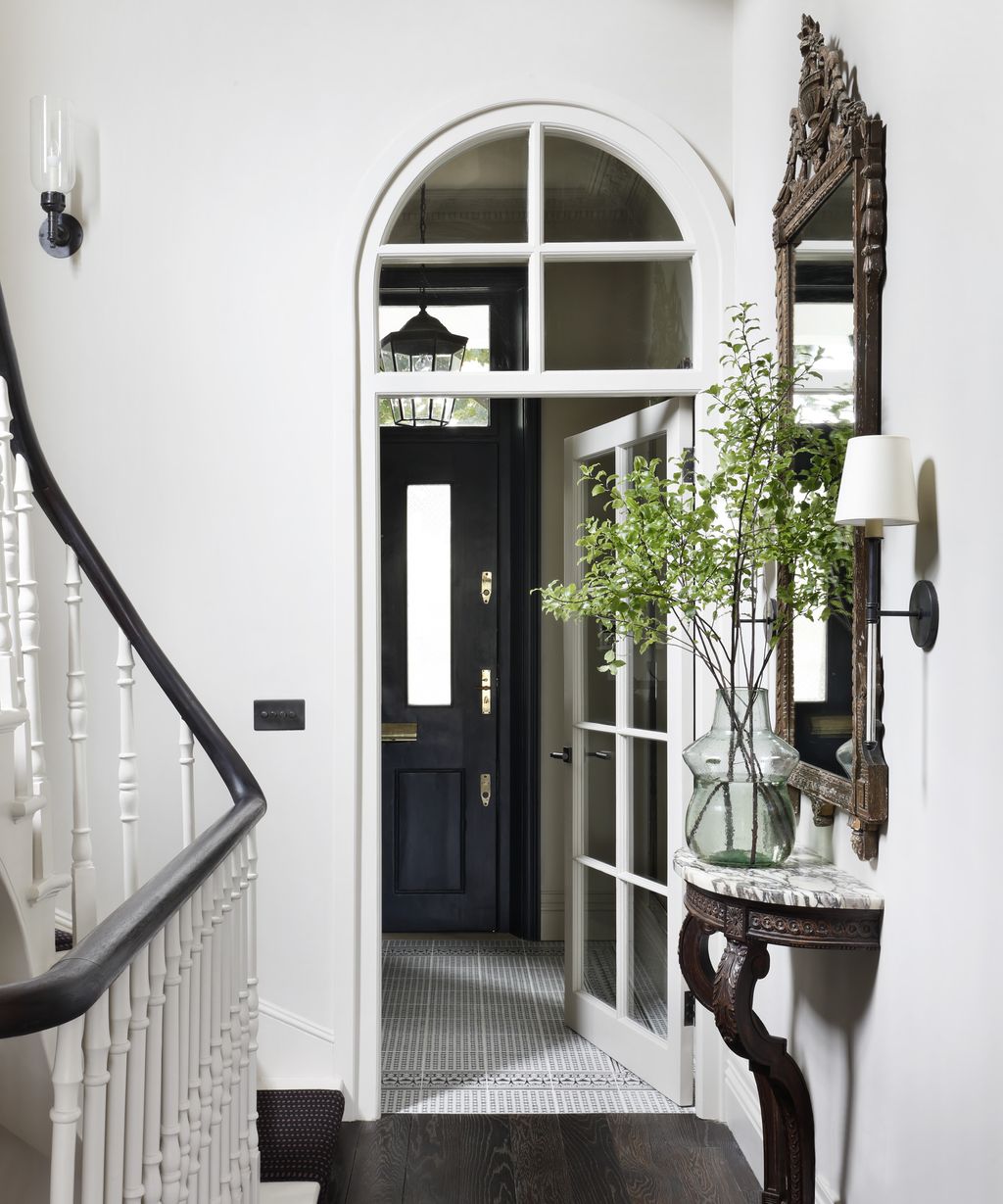 Entry table decor ideas : How to decorate a hallway table | Homes and ...