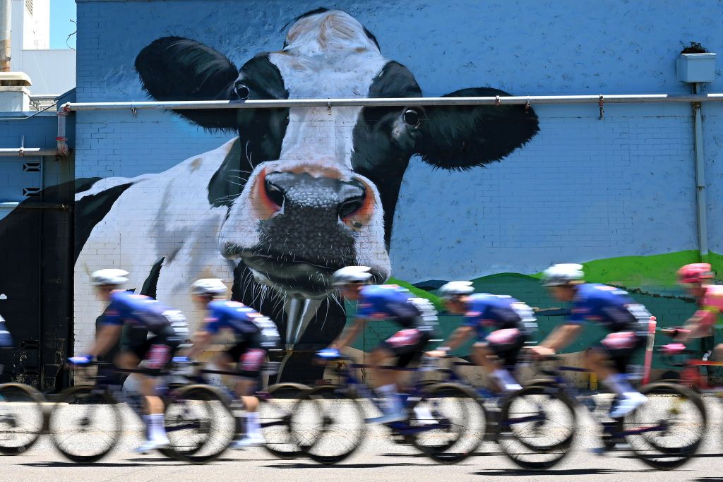 Peloton raced from Murray Bridge to Port Elliot on stage 4