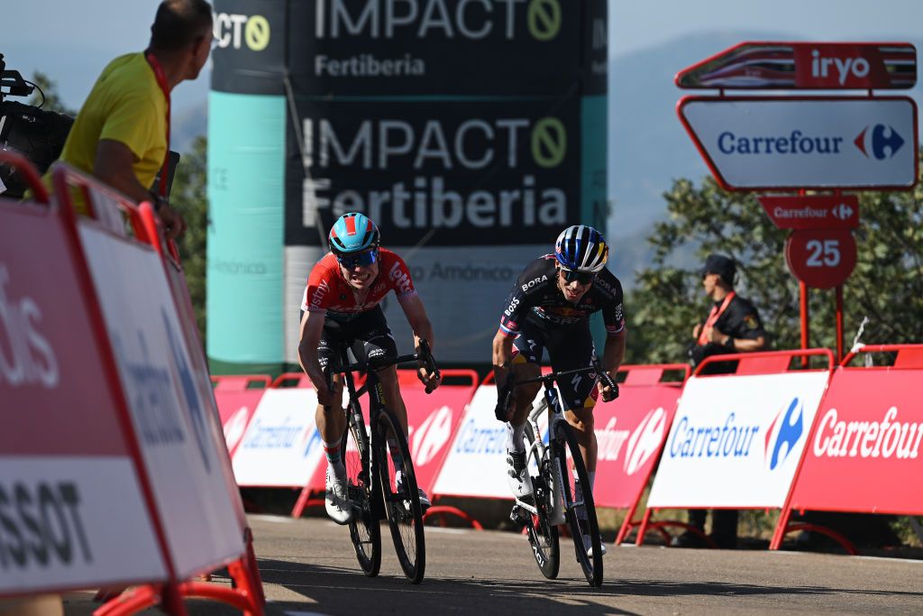 PICO VILLUERCAS SPAIN AUGUST 20 LR Lennert Van Eetvelt of Belgium and Team Lotto Dstny and Primoz Roglic of Slovenia and Team Red Bull Bora hansgrohe sprint at finish line to win the stage during the La Vuelta 79th Tour of Spain 2024 Stage 4 a 1705km stage from Plasencia to Pico Villuercas 1544m UCIWT on August 20 2024 in Pico Villuercas Spain Photo by Dario BelingheriGetty Images