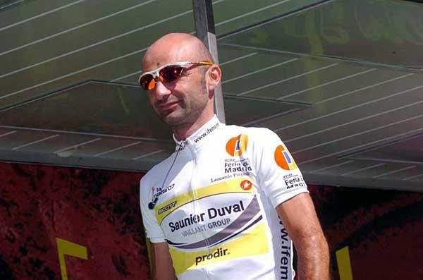 Leonardo Piepoli (Saunier Duval-Prodir) smiles as he signs on in a borrowed jersey.