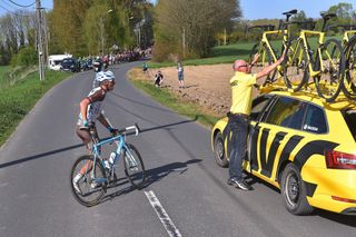 A broken rearderailleur saw Oliver Naesen (AG2R) go in search of a new bike from the Mavic neutral spared vehicle