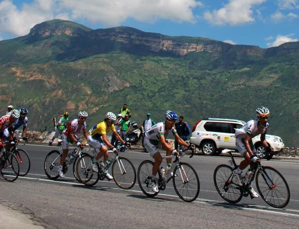 The group of the race leader on stage 5.