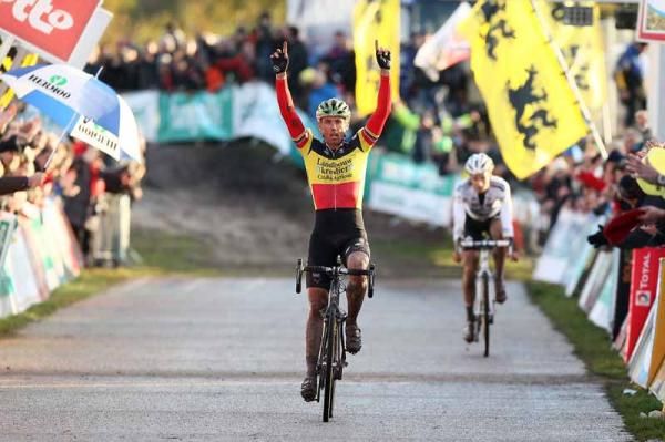 Sven Nys (Landbouwkrediet-Euphony) came out on top in an epic battle with Niels Albert (BKCP - Powerplus)