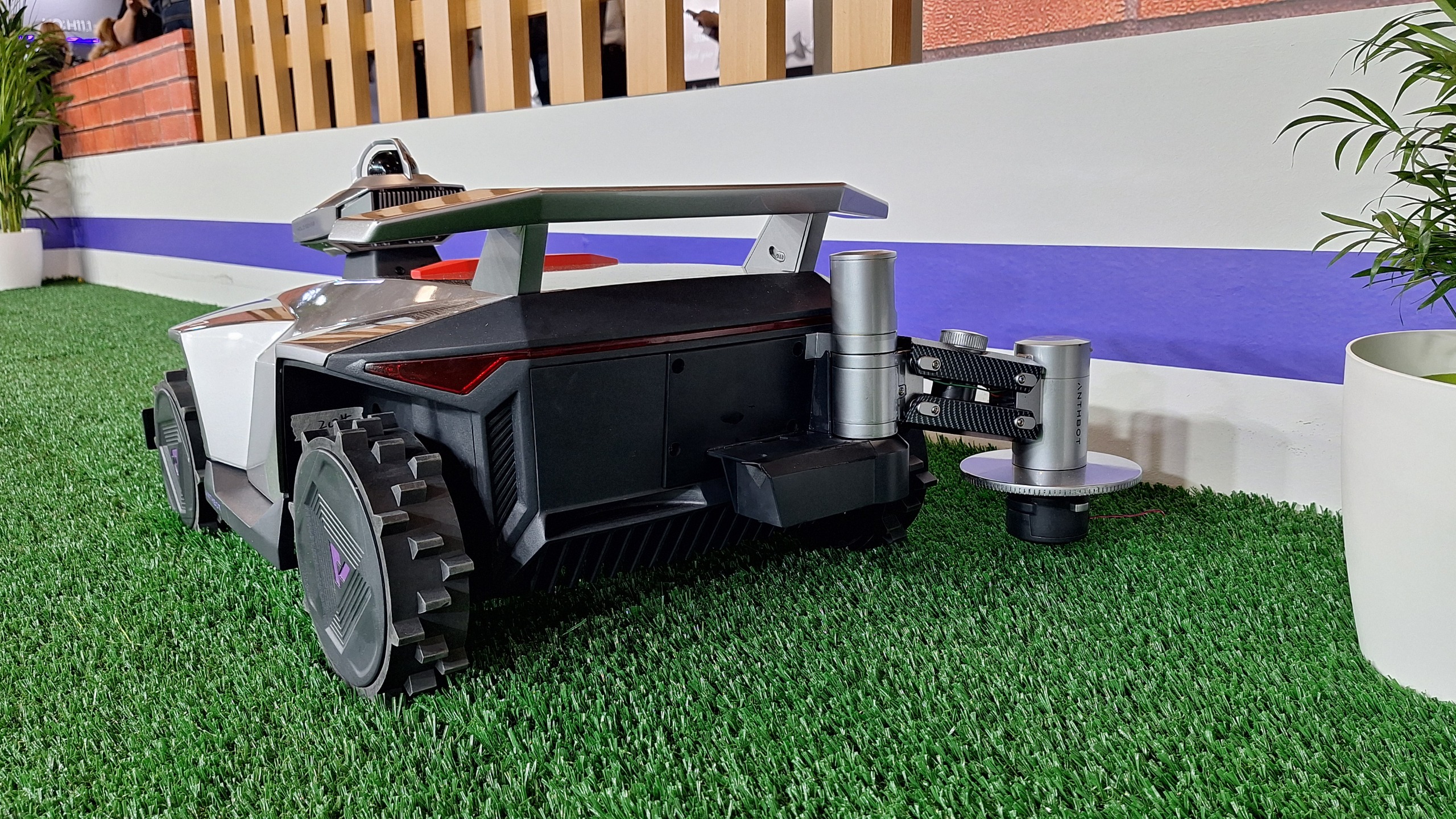Anthbot R7 Series lawnbot