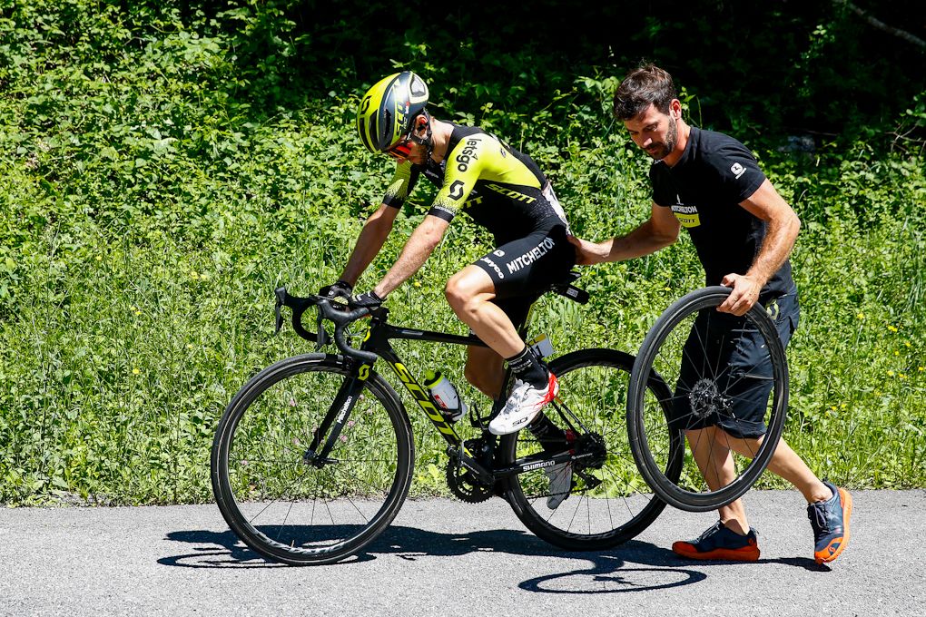 Adam Yates before abandoning Dauphine on stage 8