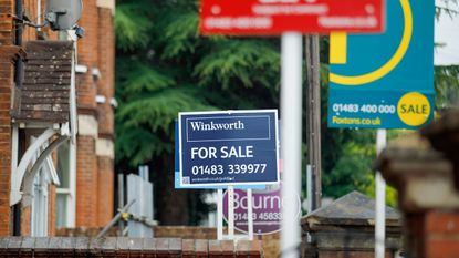 House for sale signs © Luke MacGregor/Bloomberg via Getty Images