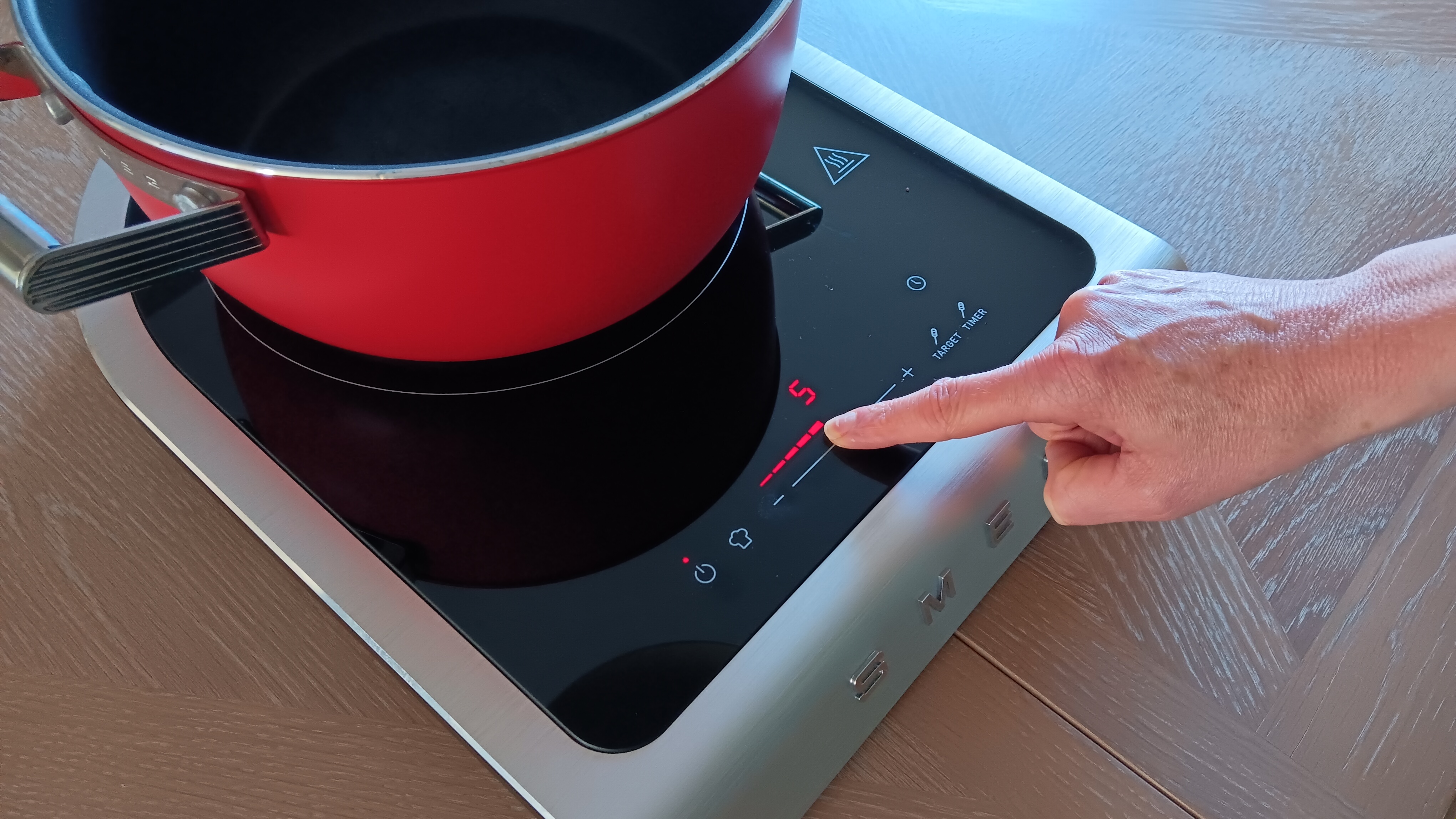 Touch controls on the Smeg Portable Induction Cooktop