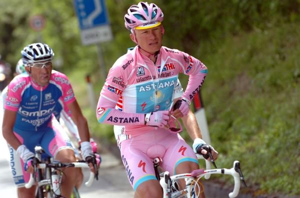Can't believe his eyes: Alexandre Vinokourov (Astana) polishes his sunglasses as the peloton lets the escape group go