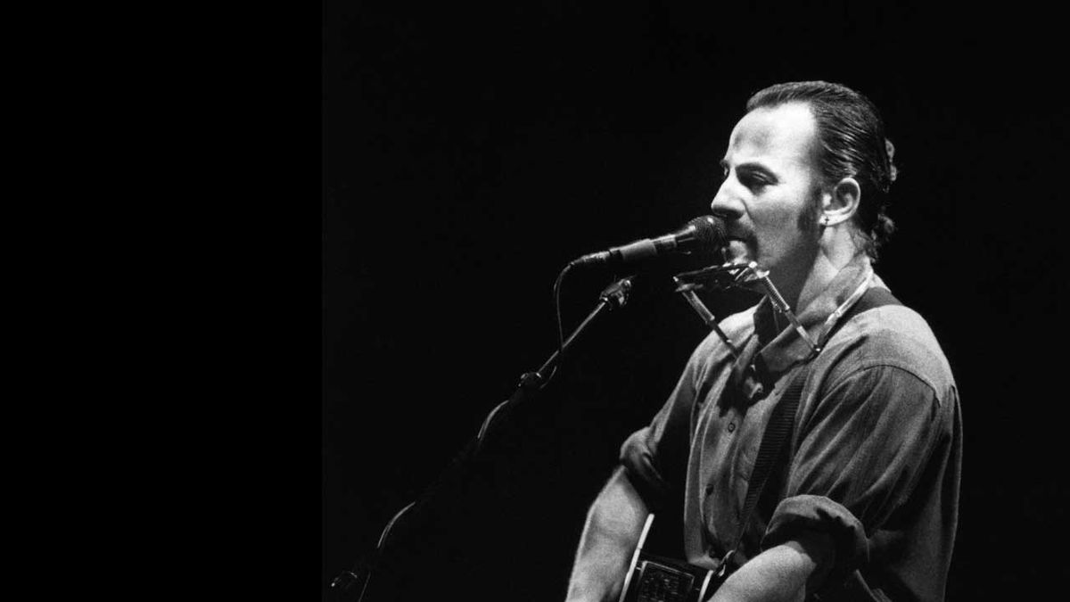 Bruce Spingsteen onstage in 1995 with an acoustic guitar