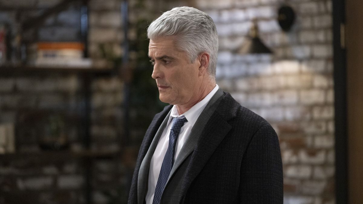 Rick Hearst as Ric Lansing in a coat in General Hospital