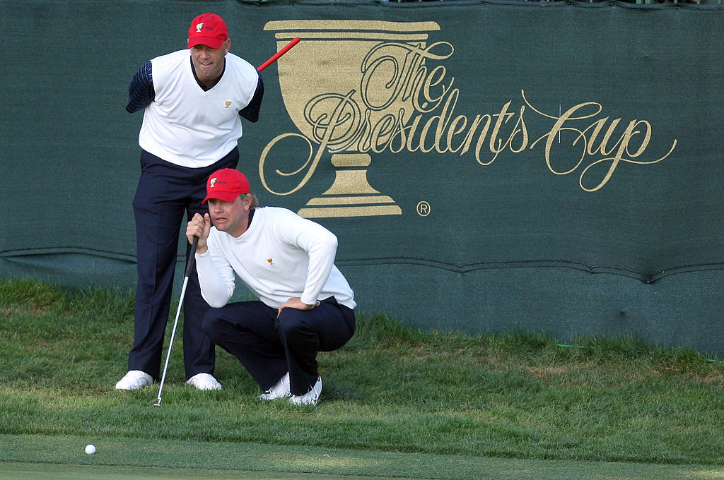 Lucas Glover reads a birdie putt with the help of his partner Stewart Cink during the Day Two Fourball Matches in The Presidents Cup of 2009 GettyImages-91674515